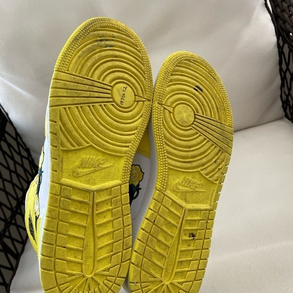 Air Jordan 1 Mid SE GS 'Rose Patch Dynamic - Picture 8 of 10